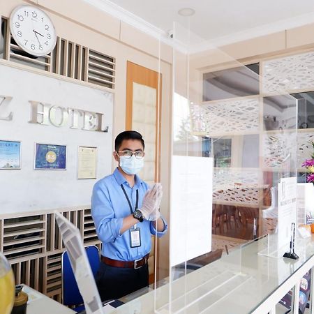 Blitz Hotel Batam Centre Экстерьер фото