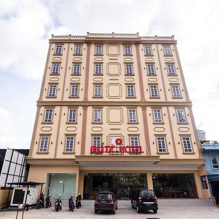 Blitz Hotel Batam Centre Экстерьер фото
