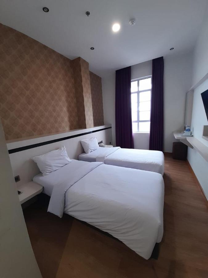 Blitz Hotel Batam Centre Экстерьер фото