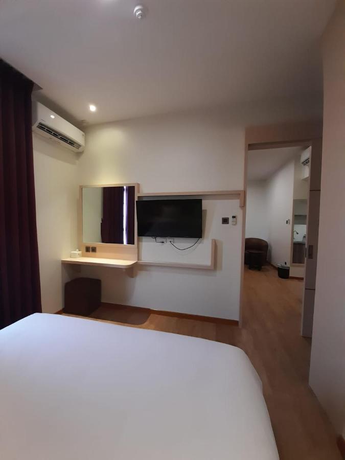 Blitz Hotel Batam Centre Экстерьер фото