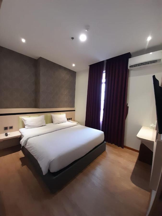 Blitz Hotel Batam Centre Экстерьер фото