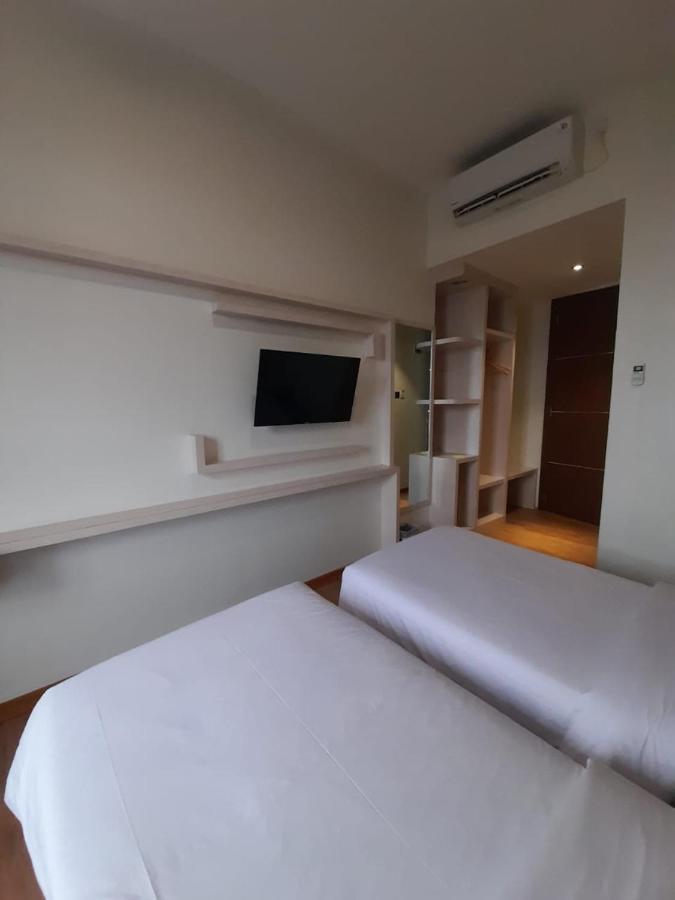 Blitz Hotel Batam Centre Экстерьер фото