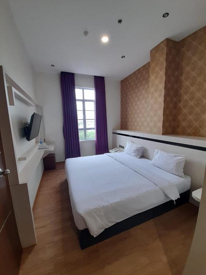 Blitz Hotel Batam Centre Экстерьер фото
