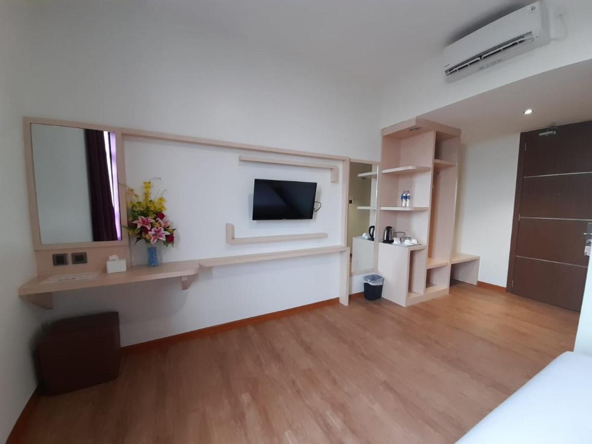 Blitz Hotel Batam Centre Экстерьер фото