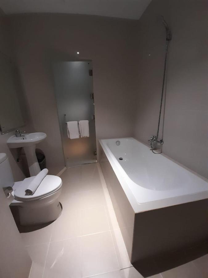 Blitz Hotel Batam Centre Экстерьер фото
