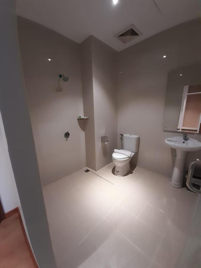 Blitz Hotel Batam Centre Экстерьер фото