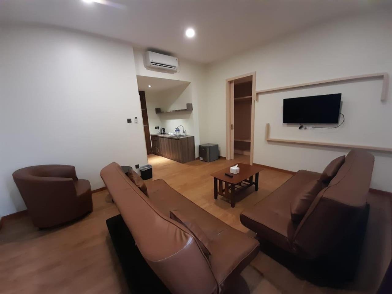 Blitz Hotel Batam Centre Экстерьер фото
