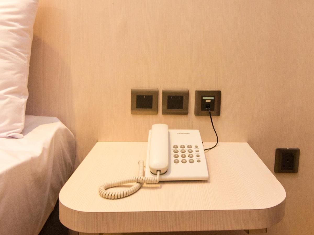 Blitz Hotel Batam Centre Экстерьер фото