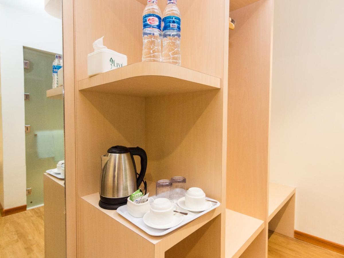 Blitz Hotel Batam Centre Экстерьер фото