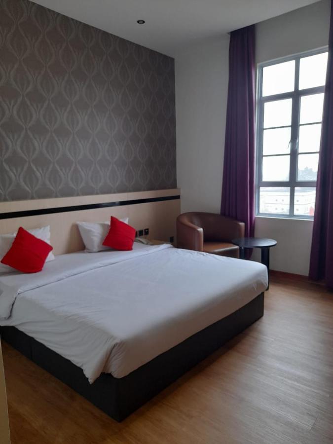 Blitz Hotel Batam Centre Экстерьер фото