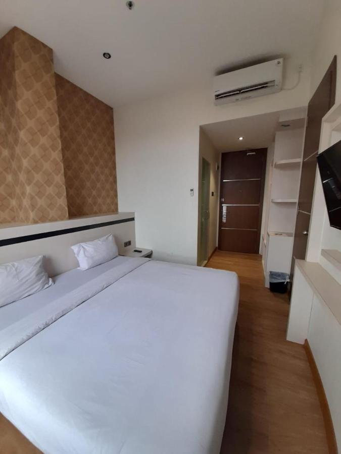 Blitz Hotel Batam Centre Экстерьер фото