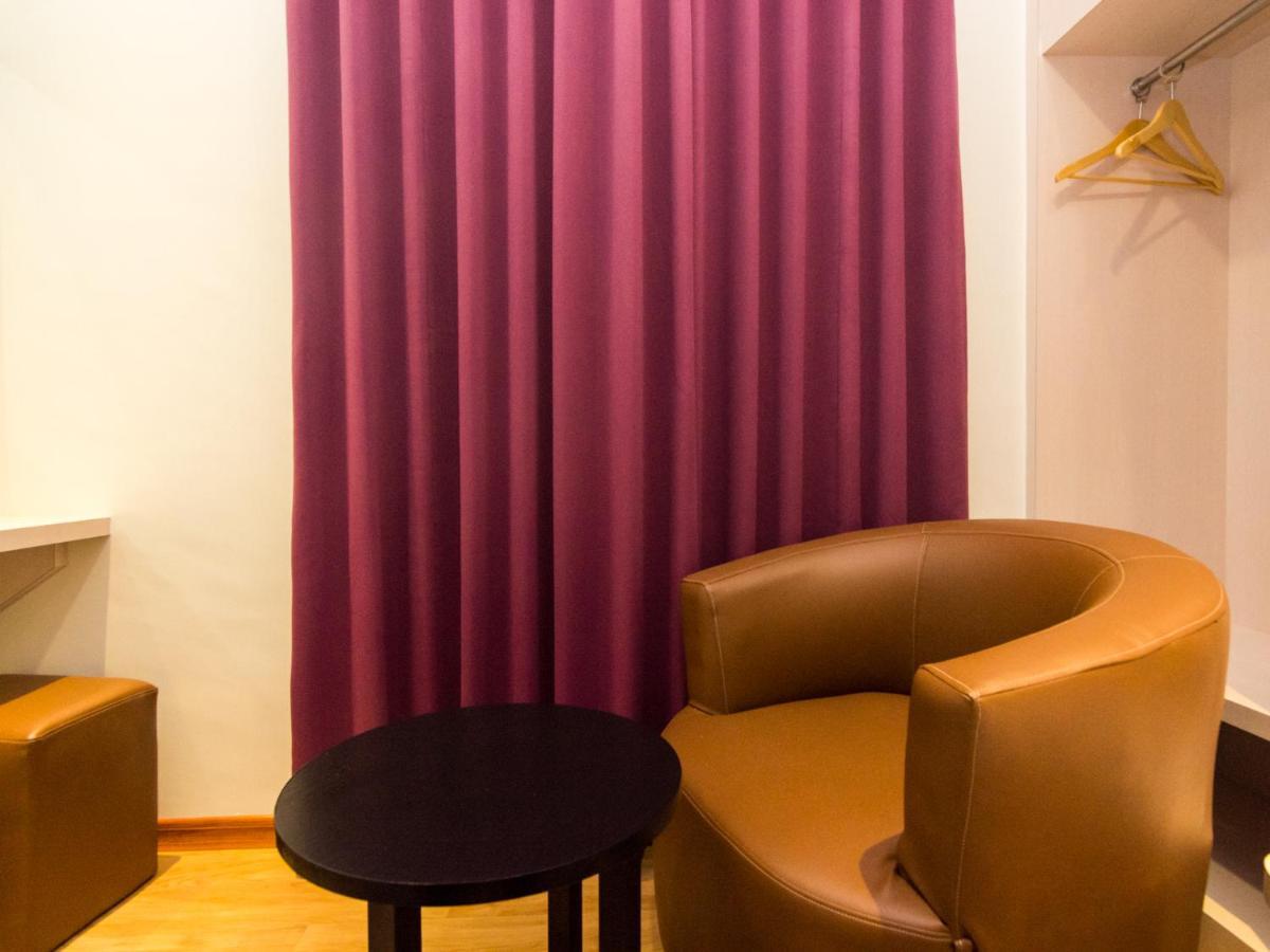 Blitz Hotel Batam Centre Экстерьер фото
