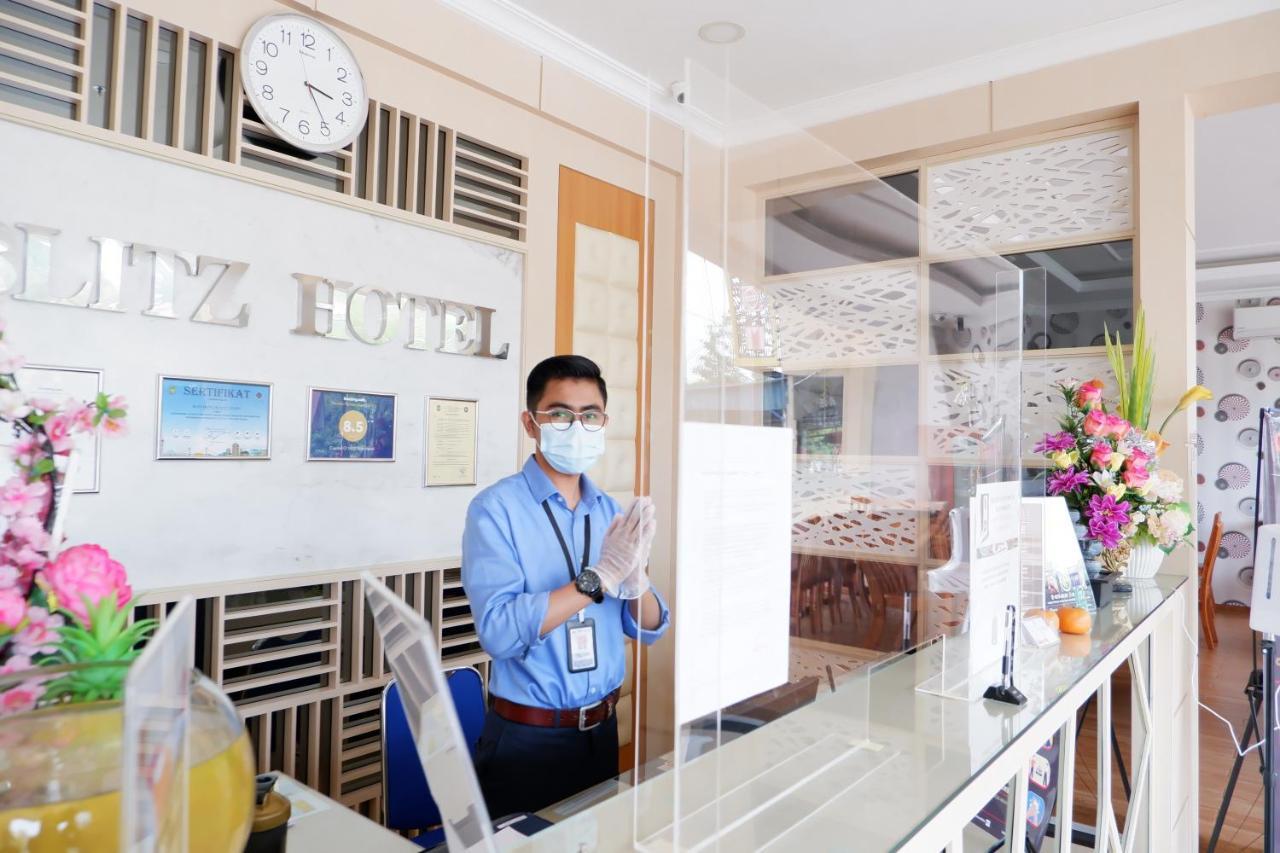Blitz Hotel Batam Centre Экстерьер фото
