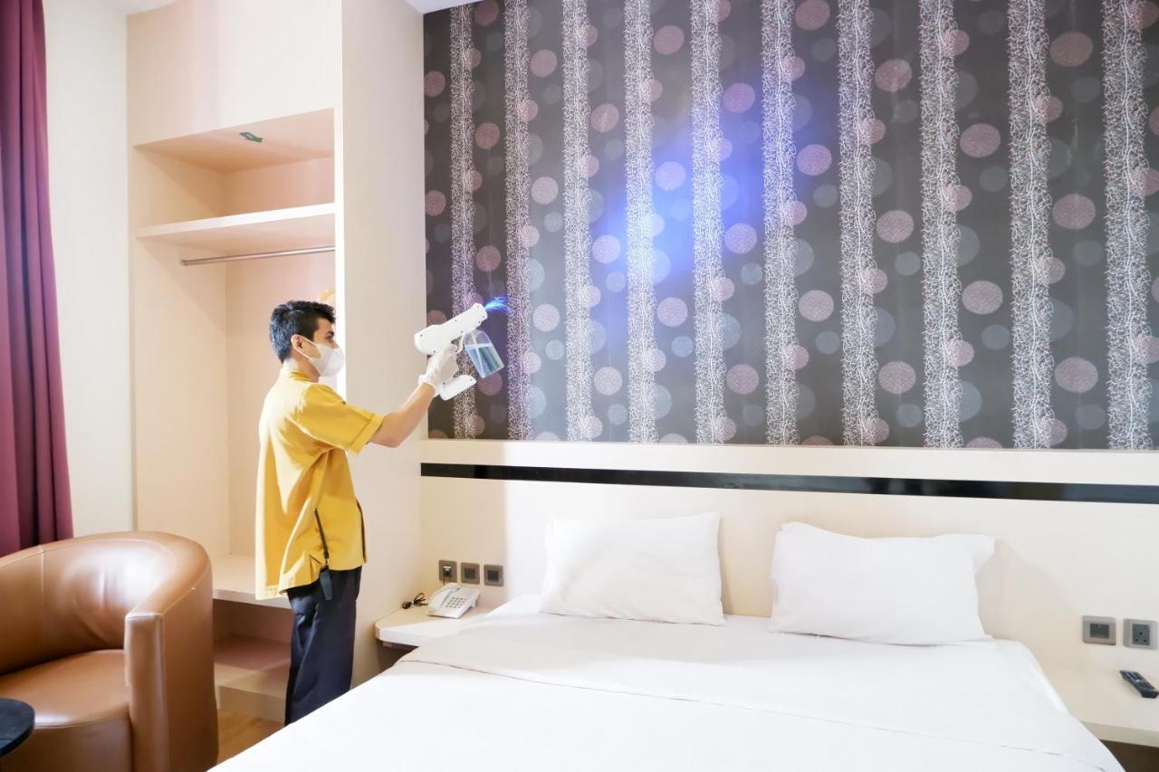 Blitz Hotel Batam Centre Экстерьер фото