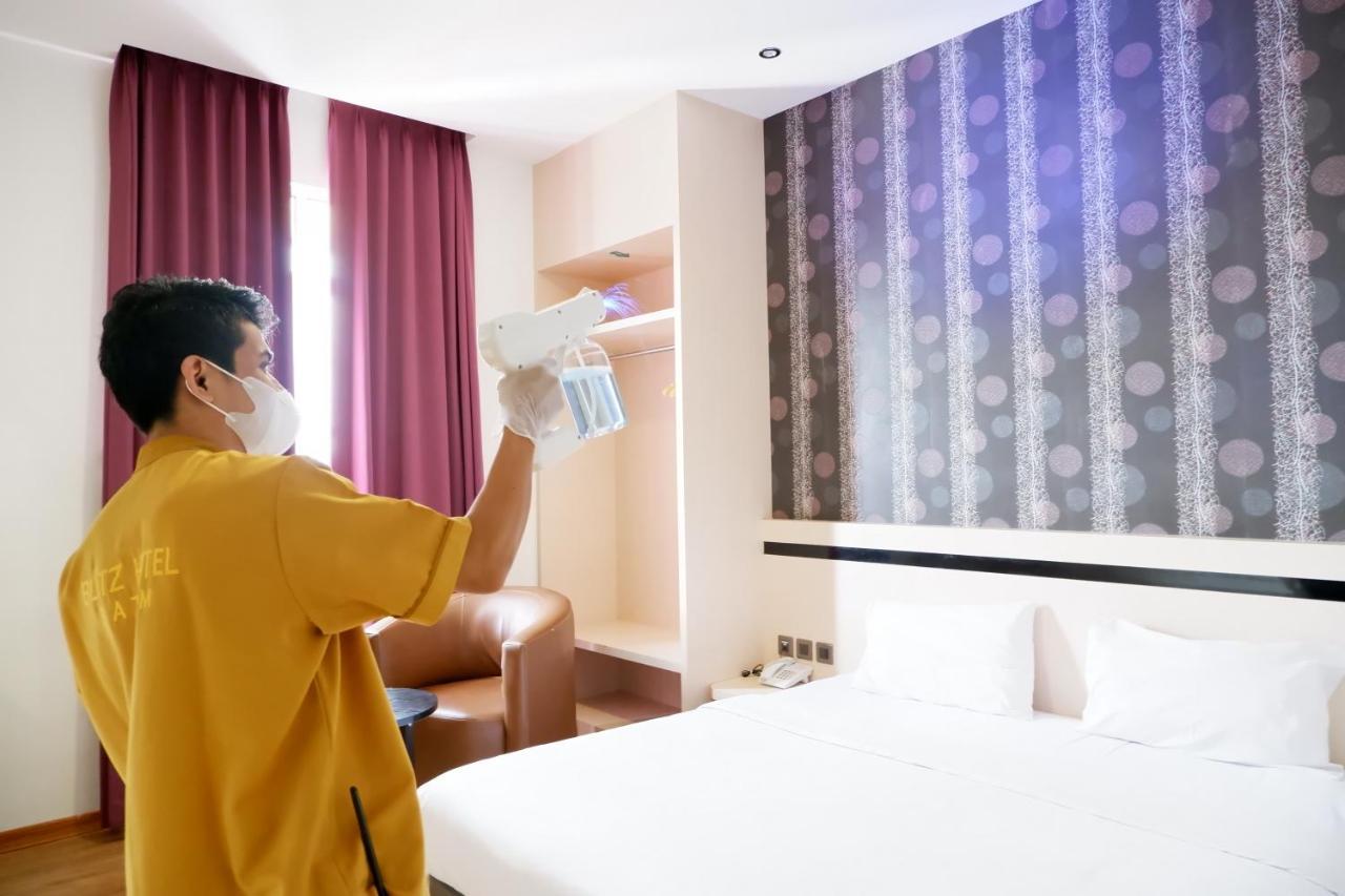 Blitz Hotel Batam Centre Экстерьер фото