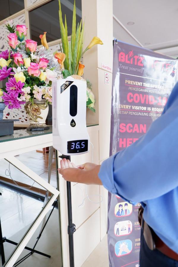 Blitz Hotel Batam Centre Экстерьер фото