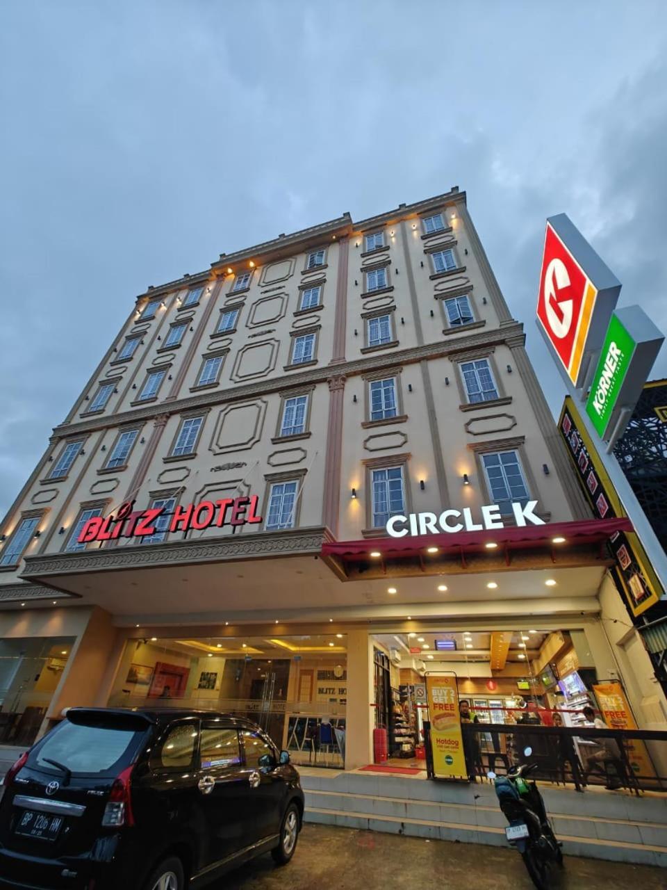Blitz Hotel Batam Centre Экстерьер фото