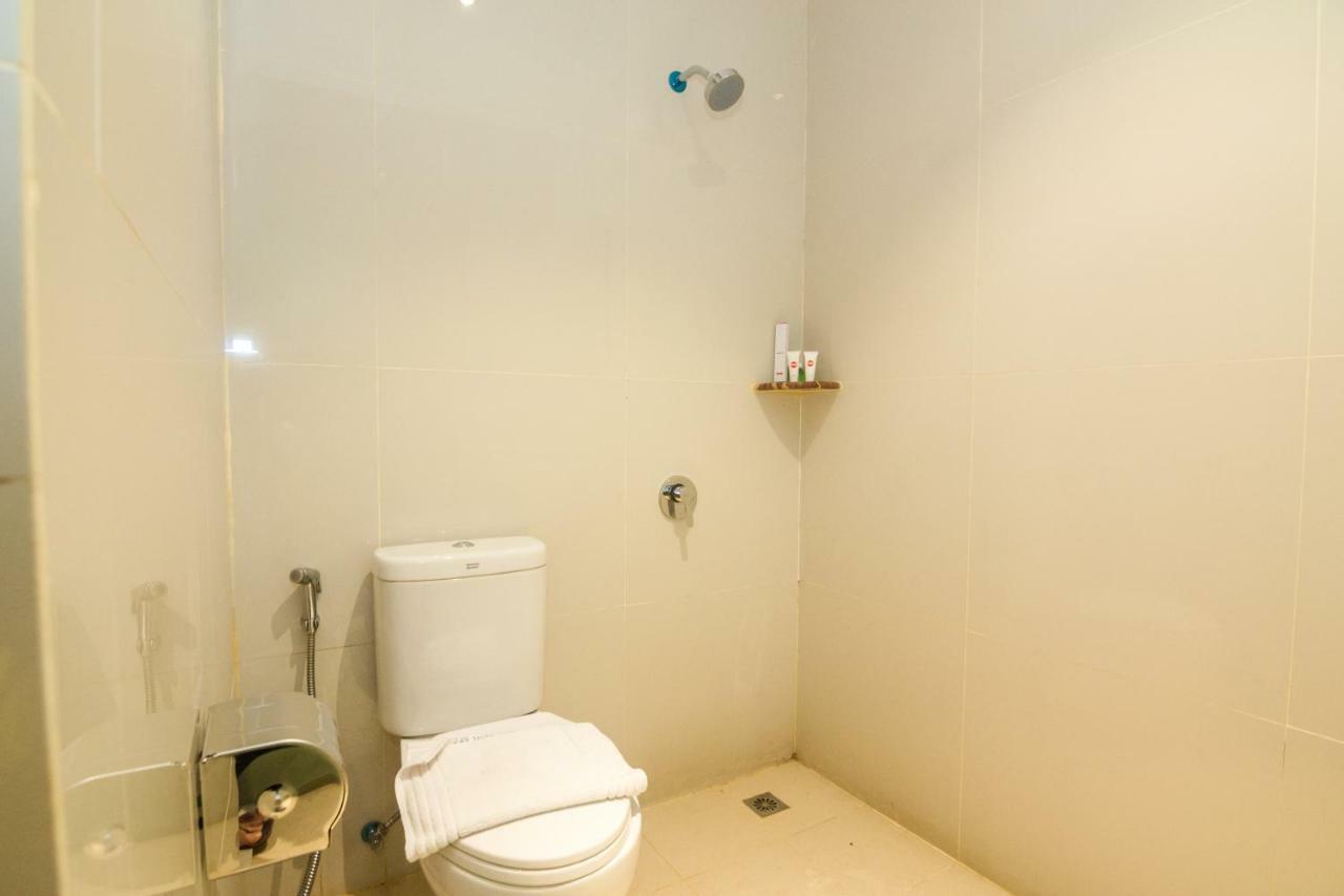 Blitz Hotel Batam Centre Экстерьер фото