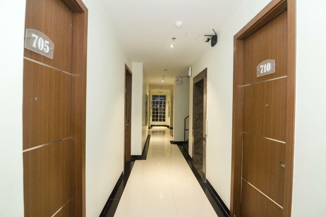 Blitz Hotel Batam Centre Экстерьер фото