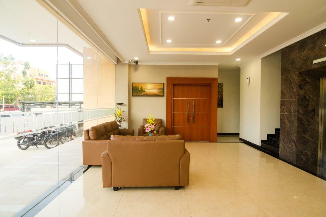 Blitz Hotel Batam Centre Экстерьер фото