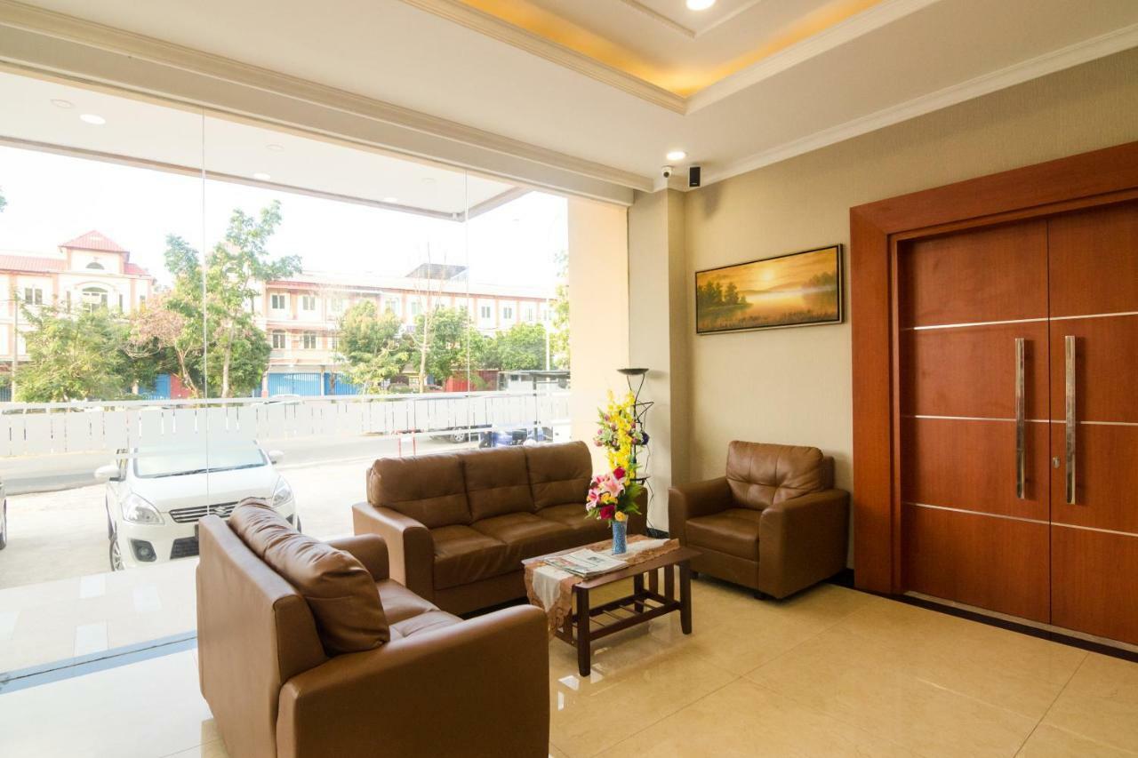 Blitz Hotel Batam Centre Экстерьер фото