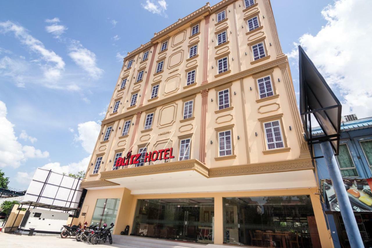 Blitz Hotel Batam Centre Экстерьер фото