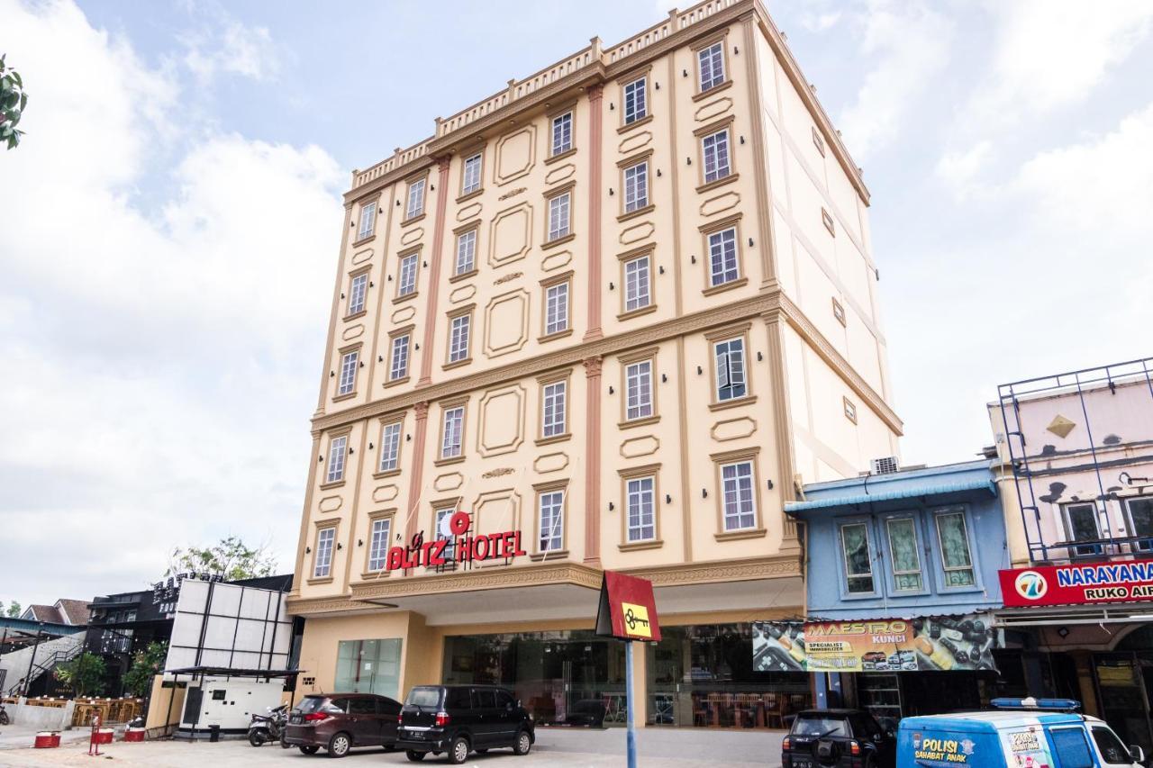 Blitz Hotel Batam Centre Экстерьер фото