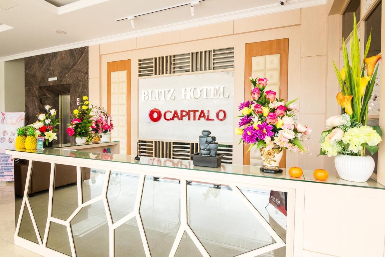 Blitz Hotel Batam Centre Экстерьер фото